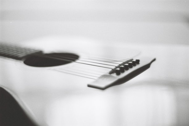 软聚焦单色原声吉他图片下载