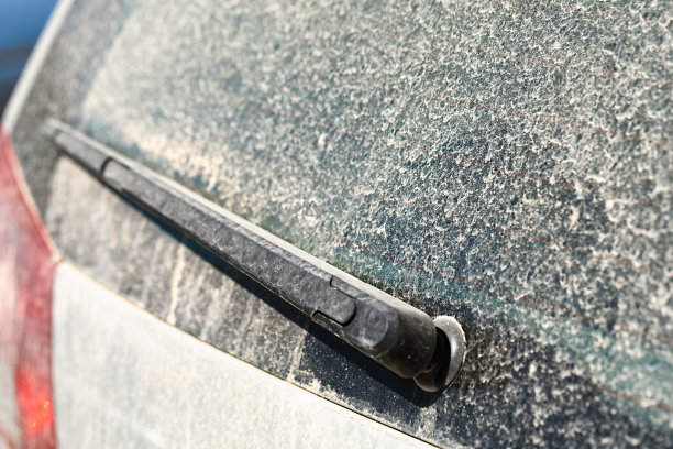 高角度的肮脏的后视镜汽车挡风玻璃图片下载