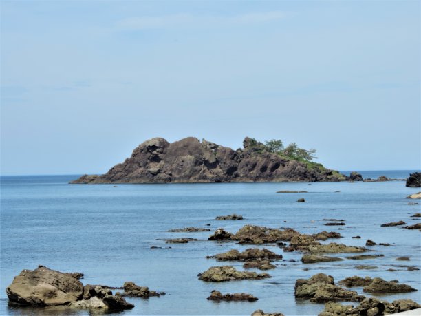 能登半岛,石川。小岛周围的珊瑚礁图片下载