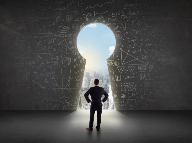 商人看钥匙孔与明亮的城市景观概念图片下载