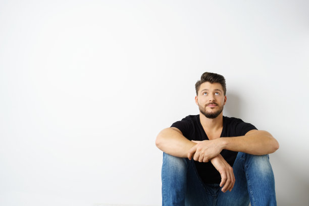 坐在地板上沉思的男人图片下载