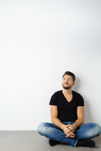 男人盘腿坐在地板上思考图片下载