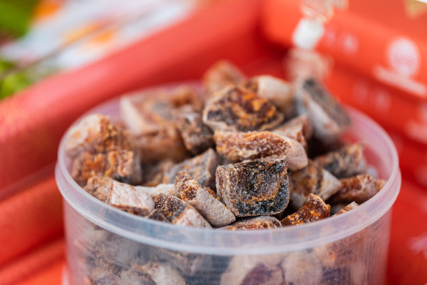 传统的柿子干水果取样或购买在高山早市场的集装箱在日本宏观特写图片下载