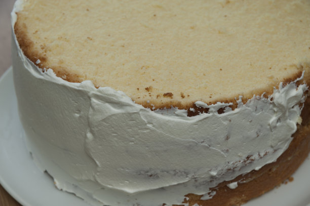 糖霜蛋糕特写在白色盘子上。侧视图。图片下载