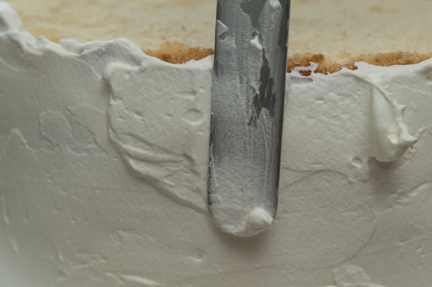 用奶油糖霜装饰自制蛋糕。图片下载