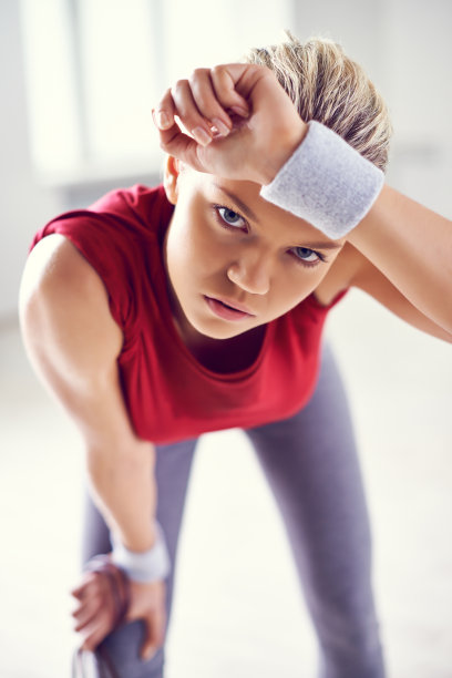 疲惫的年轻女运动员正在休息图片下载