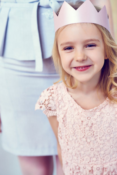 戴着皇冠的可爱小女孩图片下载