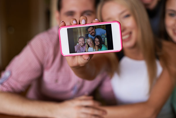 和朋友自拍的女人图片下载