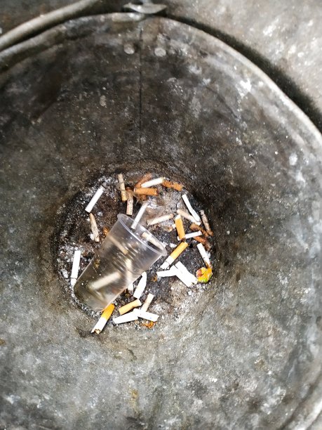 有烟头的垃圾桶图片下载