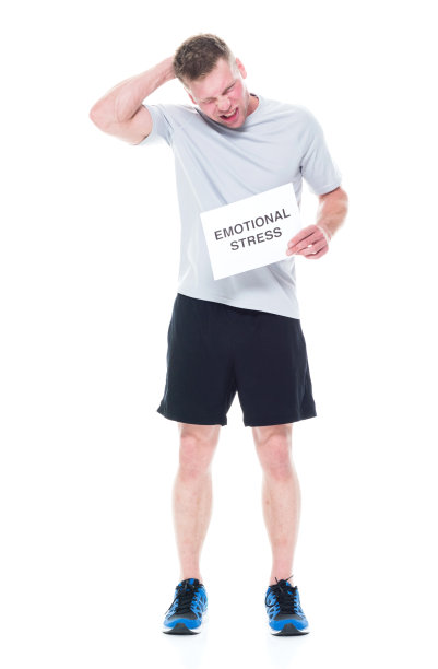 穿着运动服的帅哥表现出了情绪紧张图片下载