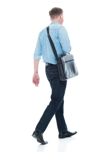 后视图的人走与肩袋图片下载