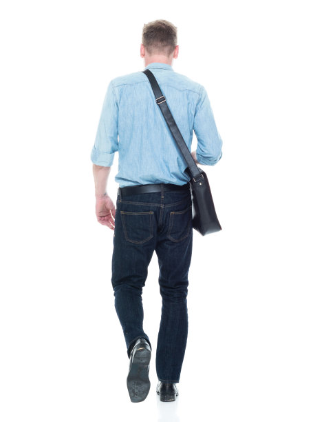 后视图的人走与肩袋图片下载