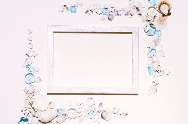 白色木制相框与海贝壳图片下载