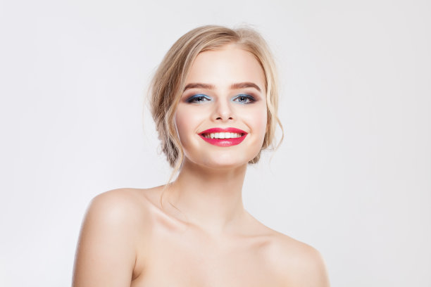 有着完美笑容的漂亮女人图片下载