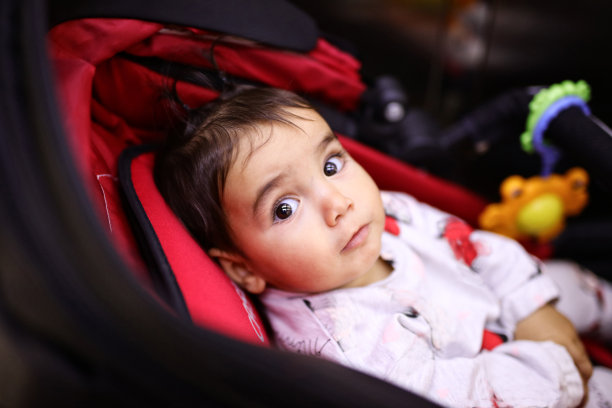 婴儿车里的小女孩图片下载