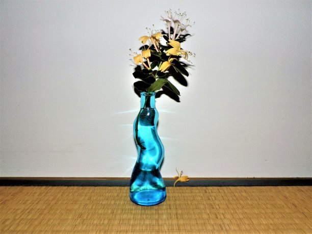 野花。花束。花瓶在榻榻米上。仍然生活。图片下载