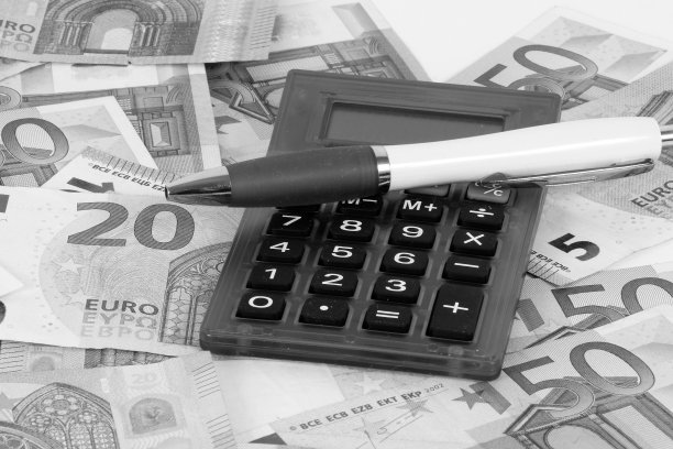 黑白堆着不同的欧元，一个红色的计算器和一支笔躺在画室里图片下载