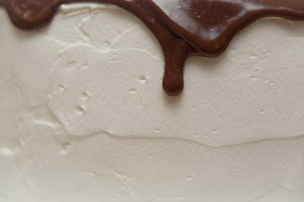 生日蛋糕上的巧克力糖浆特写。图片下载