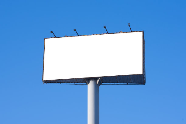 蓝天下的大型广告牌。图片下载