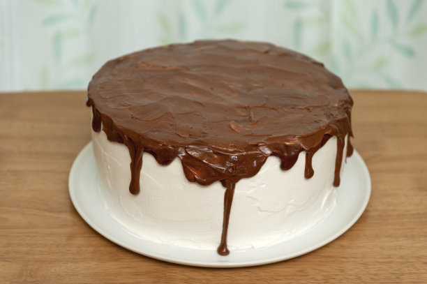 巧克力糖浆生日蛋糕。图片下载