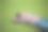 一个男人躺在绿色的草地上，穿着格子衬衫，蓝色牛仔裤在一个公园，看天空图片下载