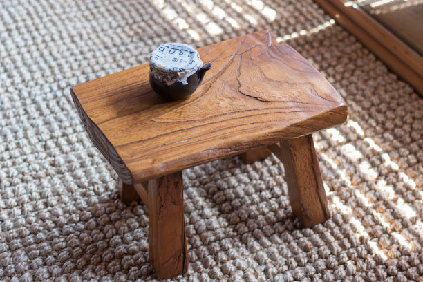 带有阳光的韩国传统木制茶几图片下载