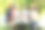 男男女女在花园里举行生日聚会图片下载