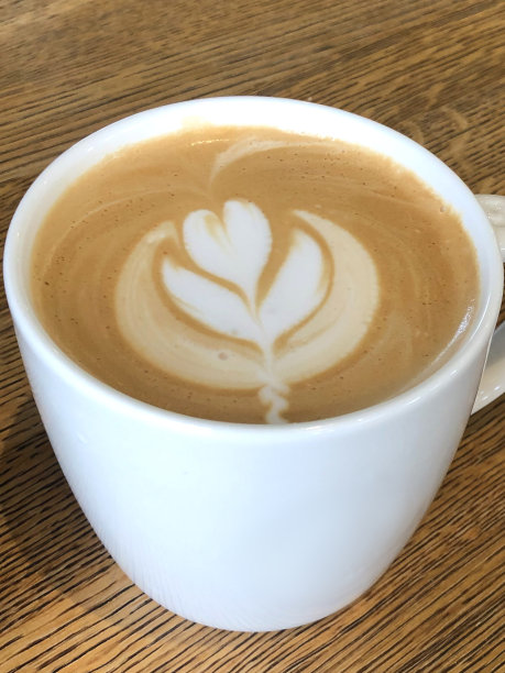 在印度南部果阿附近的喀拉拉邦，度假男子的剪影坐在窗前，在茅草海滩房子的木制百叶窗打开，放松和看远处的热带海滩景色，太阳，大海，沙子和椰子树的照片图片下载