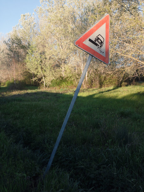 在摇摇欲坠的边缘附近开车是危险的图片下载