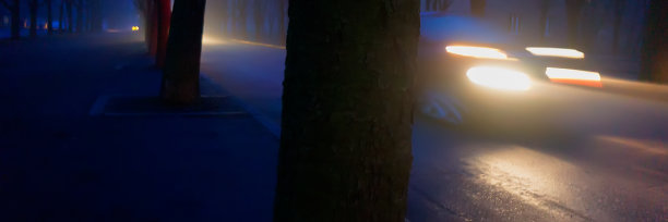 夜晚城市街道上的汽车前灯，图片下载