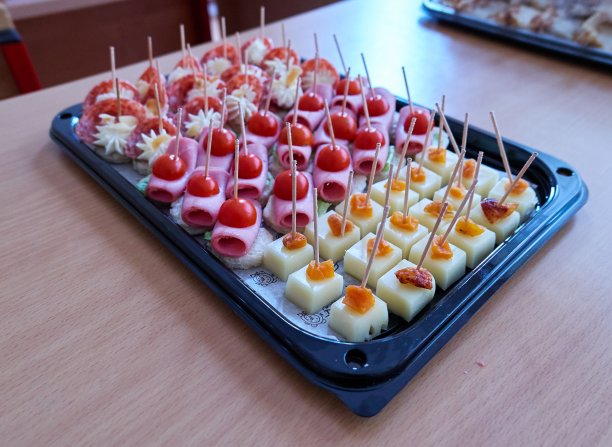 充满活力的近距离观看为学生提供的食物在木桌上图片下载