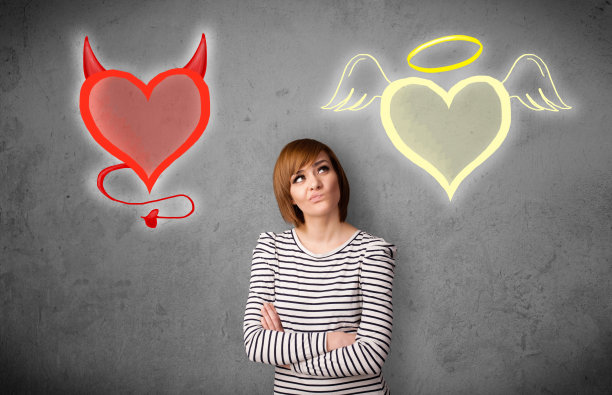 站在天使和恶魔之间的女人图片下载