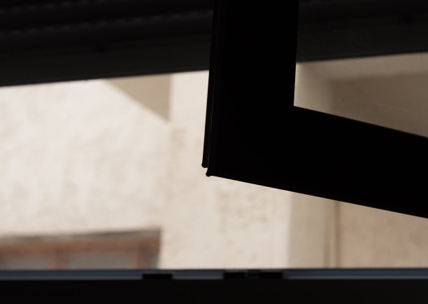 从屋内透过半闭的窗户向外看，星期天早晨图片下载