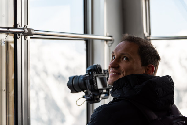 日本高山的特写镜头，一名男子在岐阜县公园的新保高缆车上拍摄山的照片，开心地微笑着图片下载