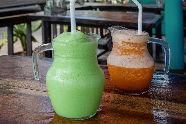 餐厅和咖啡厅冰巧克力奶昔和冰绿茶加牛奶图片下载