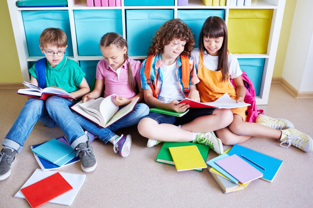 愉快的同学们拿着书坐在地板上图片下载