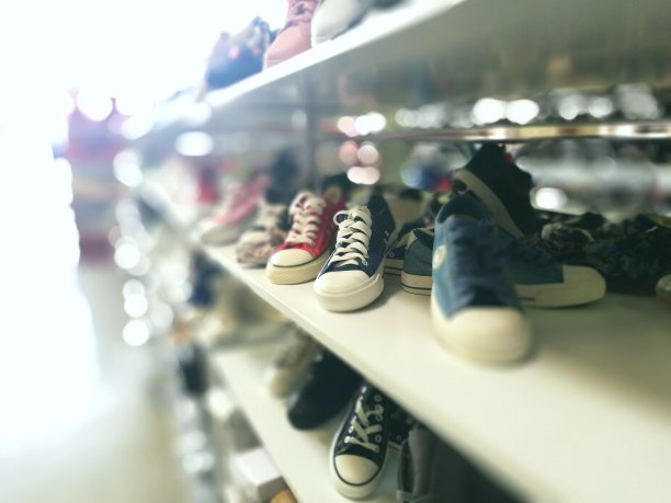 在商店货架上出售的运动鞋图片下载