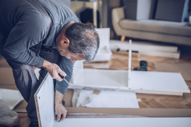 装配木制家具的高级杂工图片下载