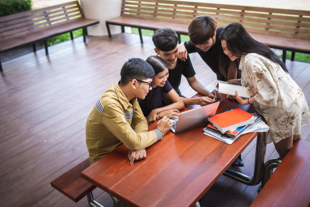 年轻人正在使用电脑和平板电脑。教育和技术理念。图片下载