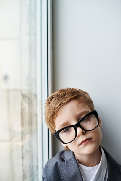 戴着成人眼镜沉思的小男孩图片下载