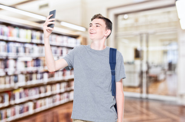 13岁的少年在自拍图片下载