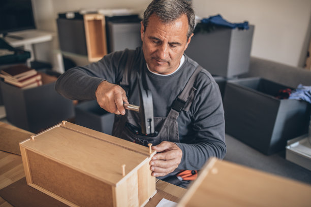 装配木制家具的高级杂工图片下载