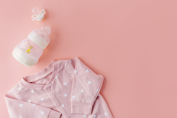 浅粉色背景的婴儿用品图片下载