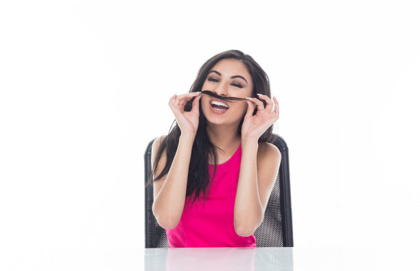 美丽的拉丁美洲女性坐在白色的桌子上，傻乎乎的图片下载