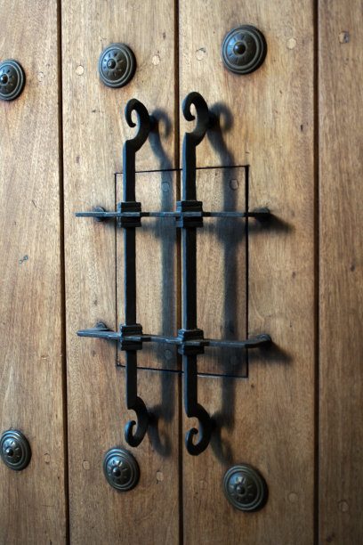 木门上的金属细节图片下载