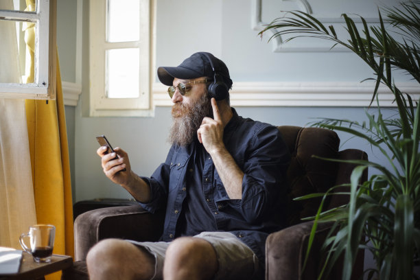 在轻松的家庭环境中听自己喜欢的播客图片下载