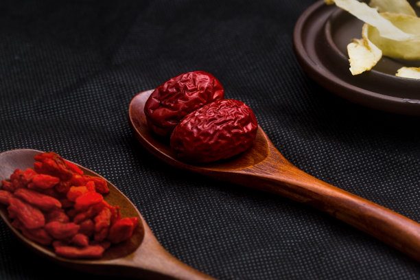 木勺勺红枣，黑底枸杞图片下载