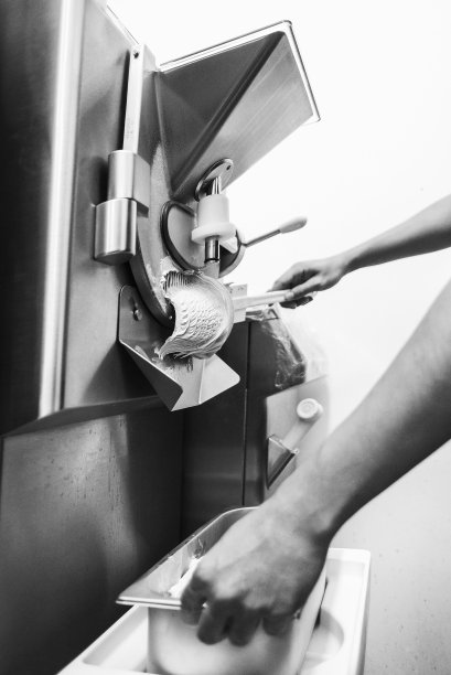 制作冰淇淋用现代专业设备准备细节厨房内部黑白照片图片下载