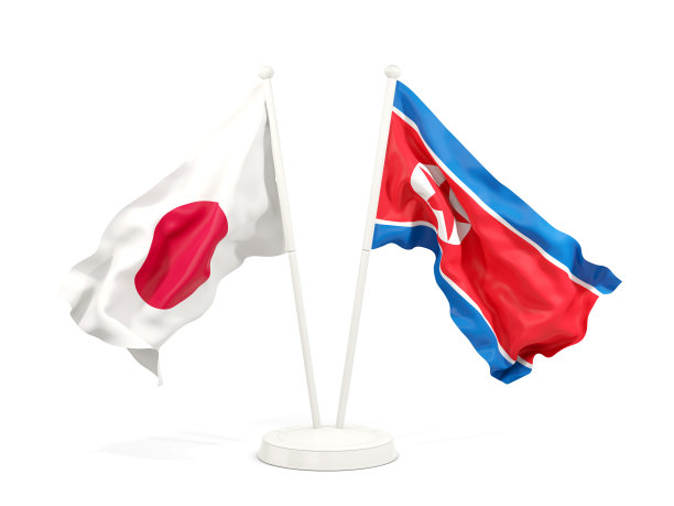 两面飘扬的日本和朝鲜国旗被孤立在白色的旗帜上图片下载