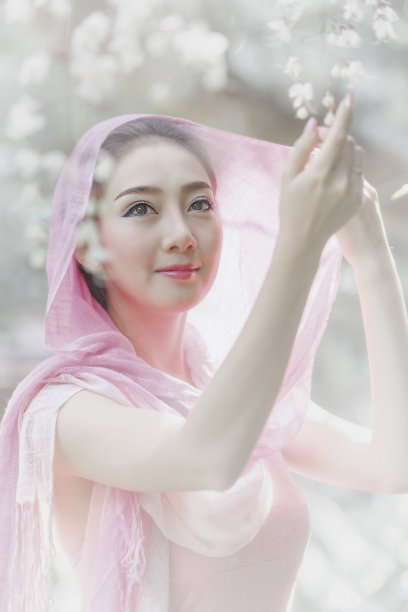 美丽的女孩和鲜花图片下载